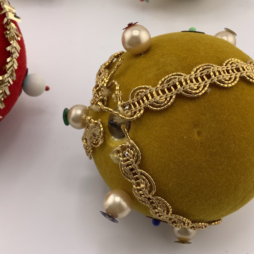 (4) Vintage Decorative Soft Christmas Ball Ornaments - Picture 4 of 4